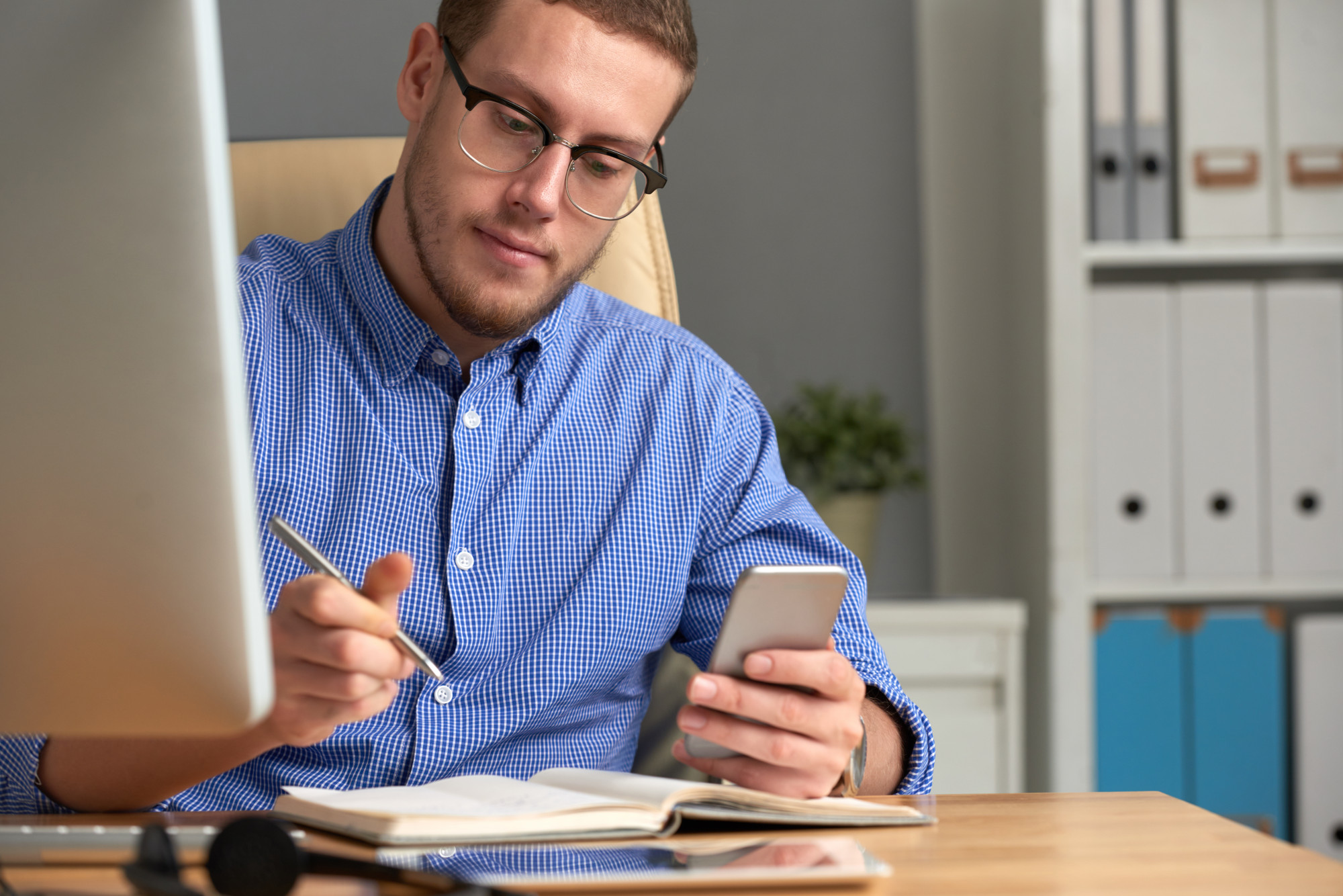 Homme d'affaires consultant un rappel dans une application sur son téléphone