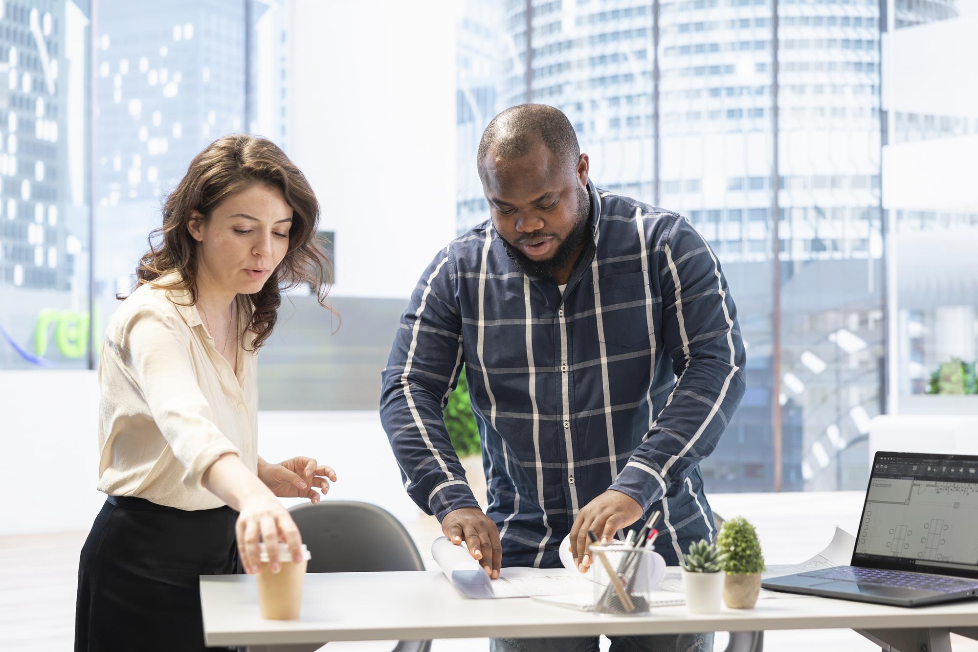 Professionnels de l'immobilier consultant les options de financement pour leur formation