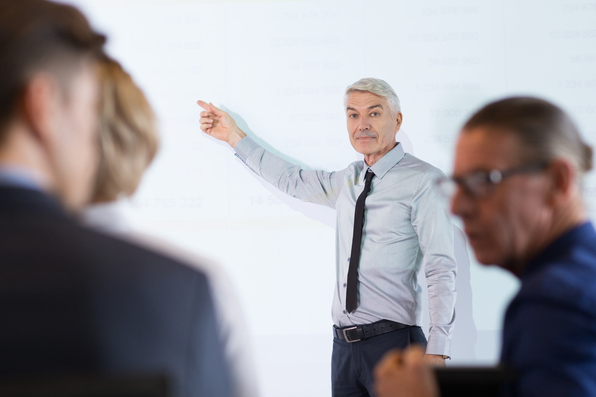 Formateur senior s'adressant à un groupe de professionnels