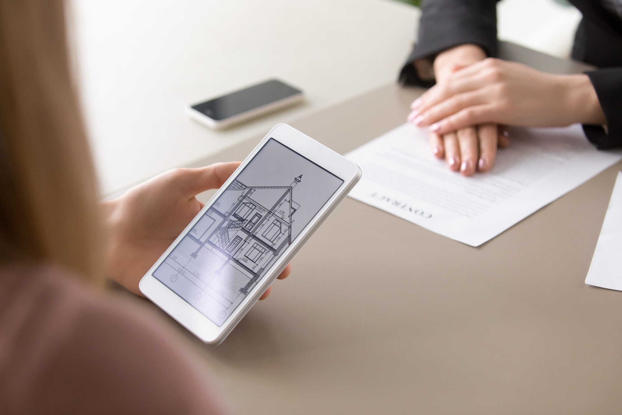 Agent immobilier consultant une application de formation sur smartphone et tablette