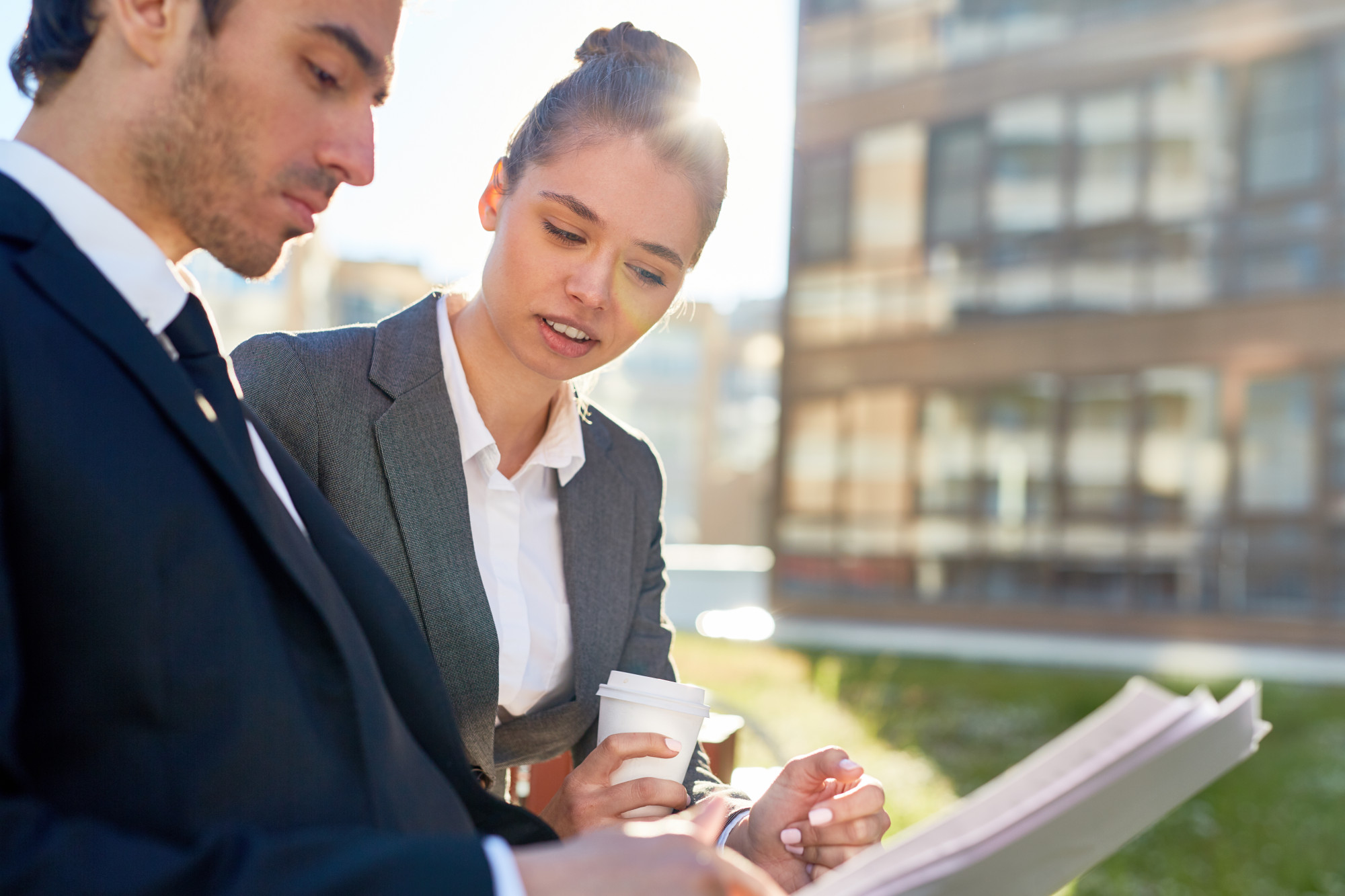 Deux professionnels de l'immobilier consultent des documents ensemble