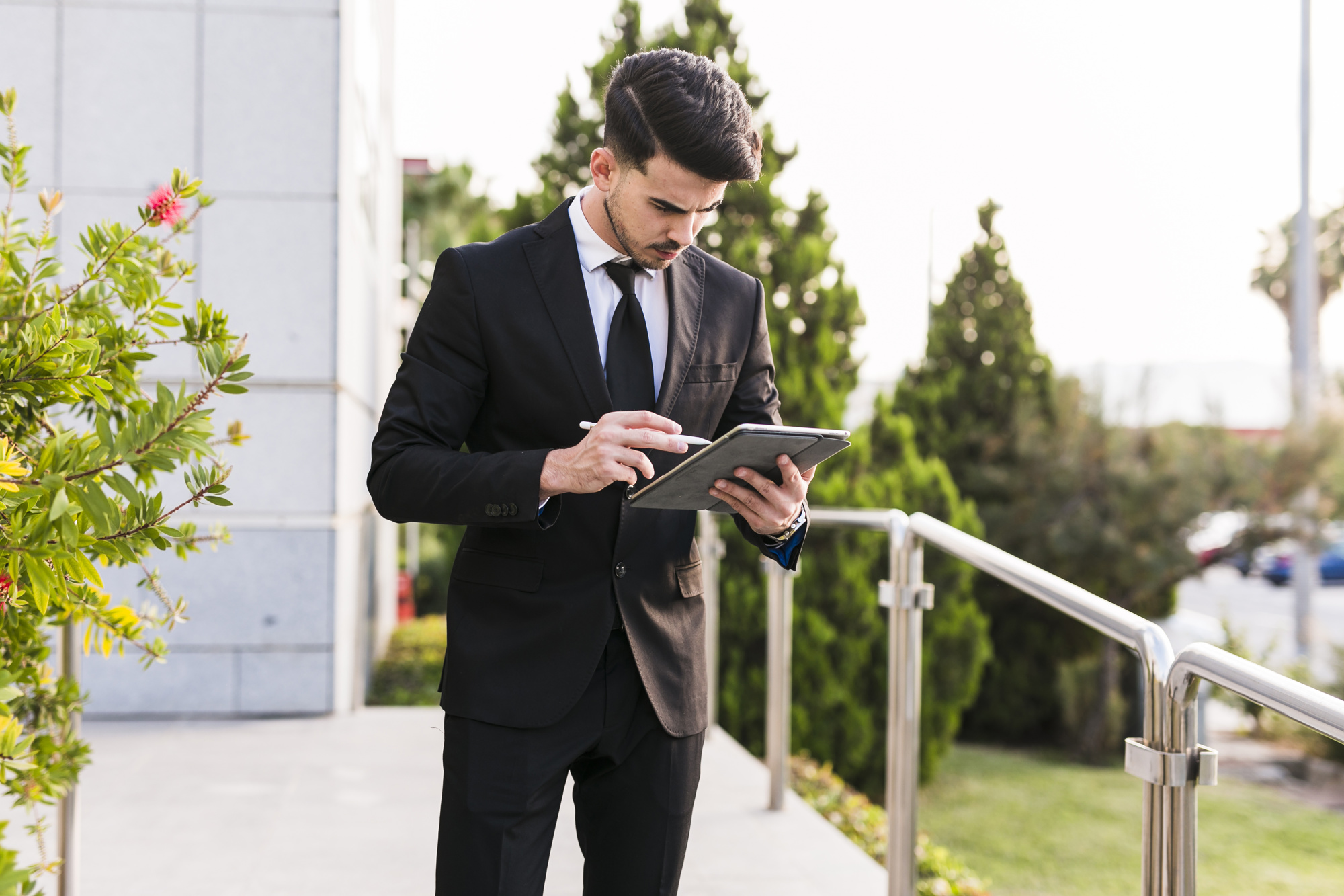 Agent immobilier utilisant une tablette pour se former en déplacement