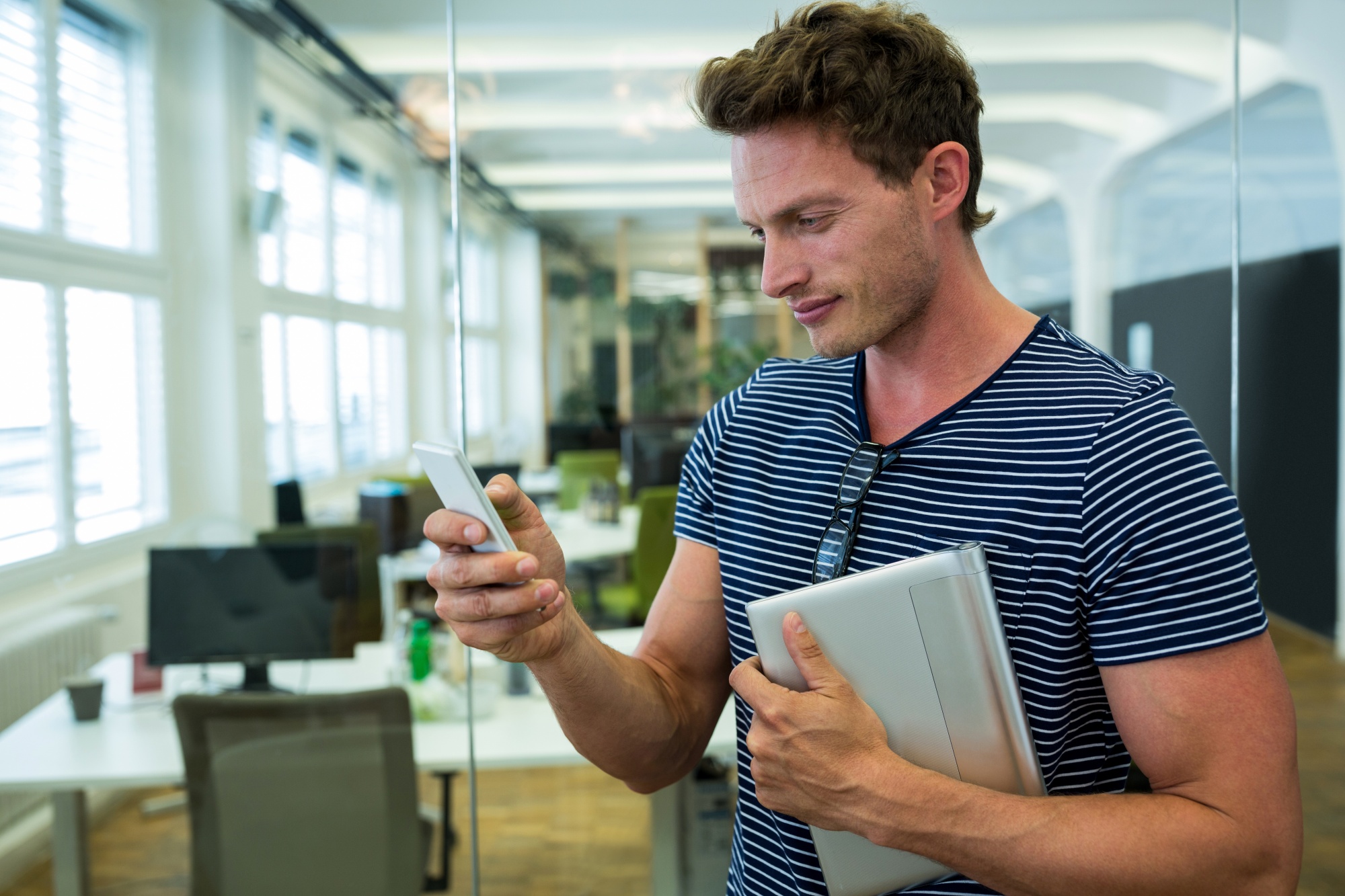 Homme consultant une application de formation sur son smartphone