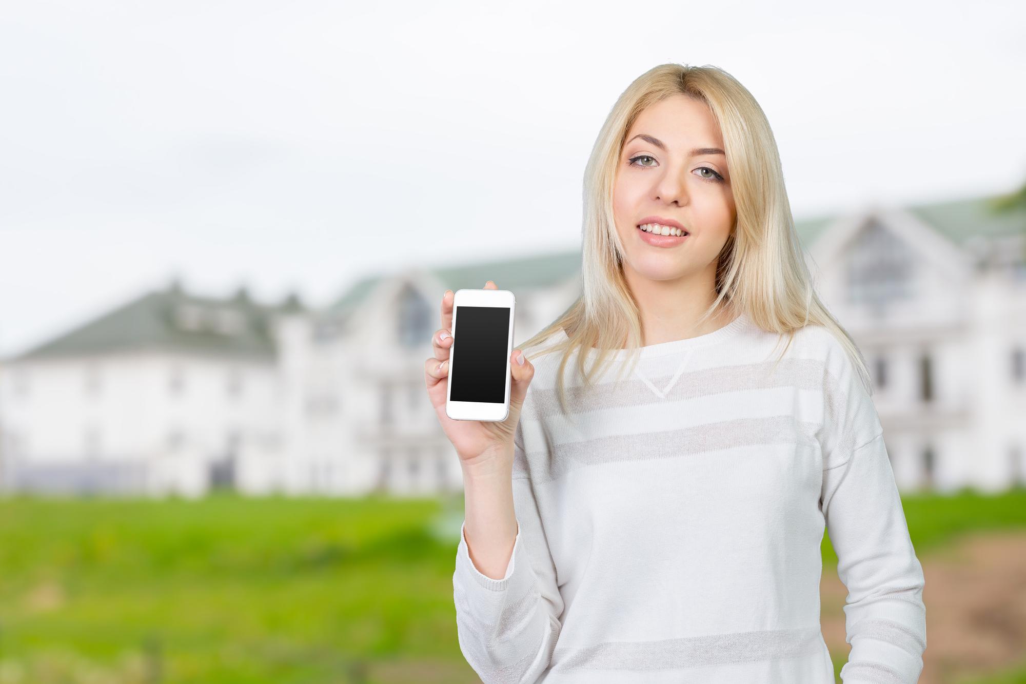 Personne consultant une application de formation courte sur son smartphone