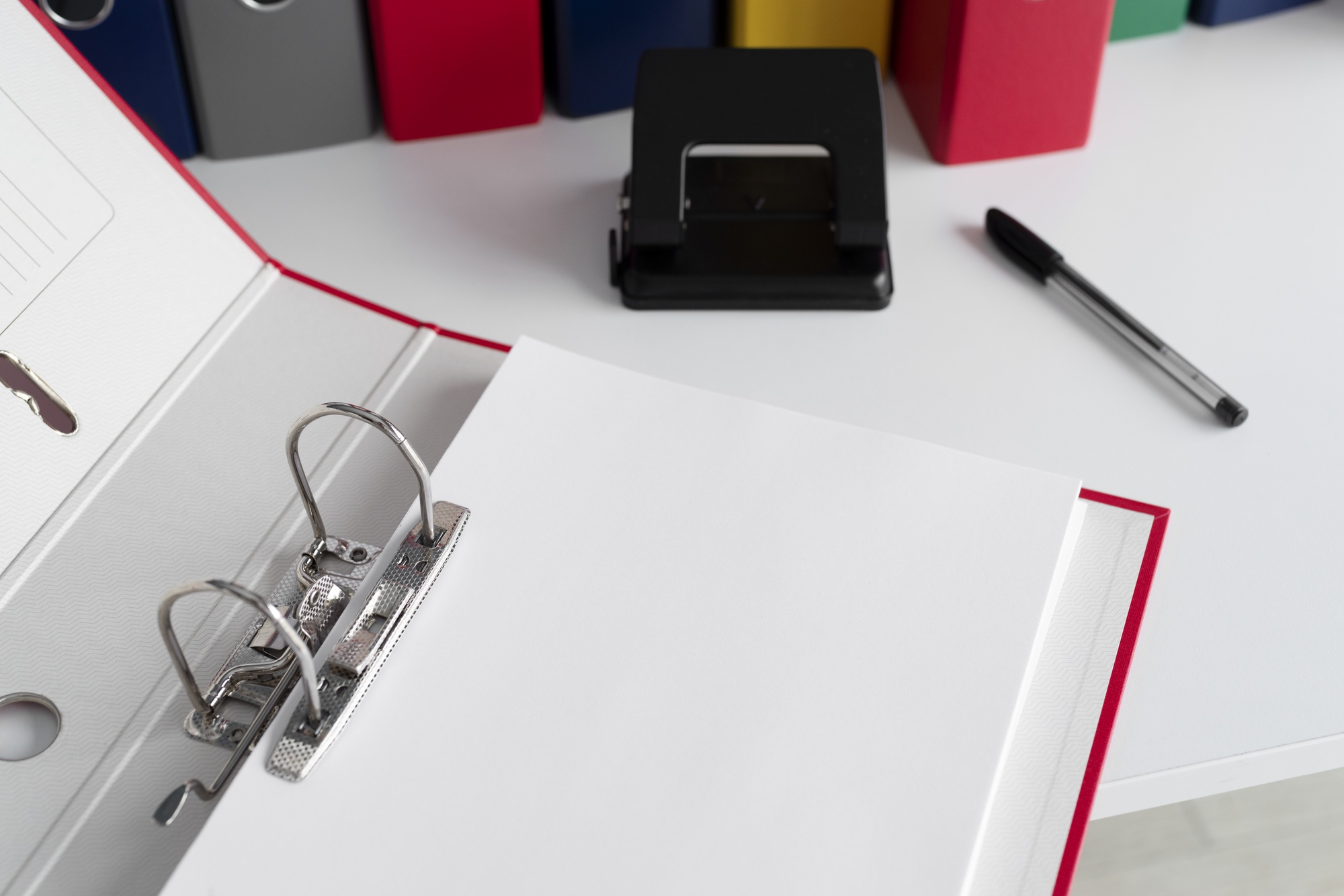 Agent immobilier consultant un ordinateur portable dans son bureau pour vérifier ses obligations réglementaires