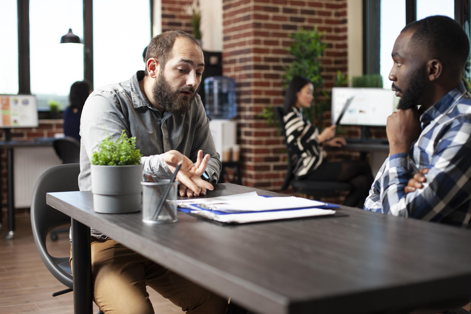 Entretien de recrutement entre un manager et un candidat dans un bureau moderne