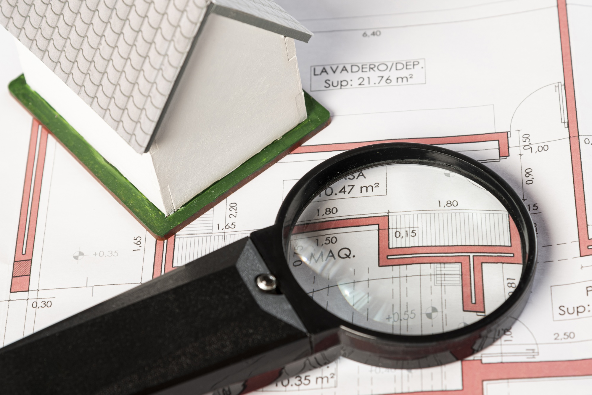 Plans et loupe pour estimer un bien immobilier